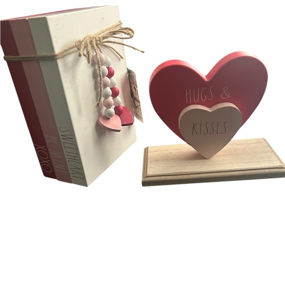 NWT Valentine Wooden Books Tiered / Hugs & Kisses Valentine Heart Sign - Picture 1 of 13